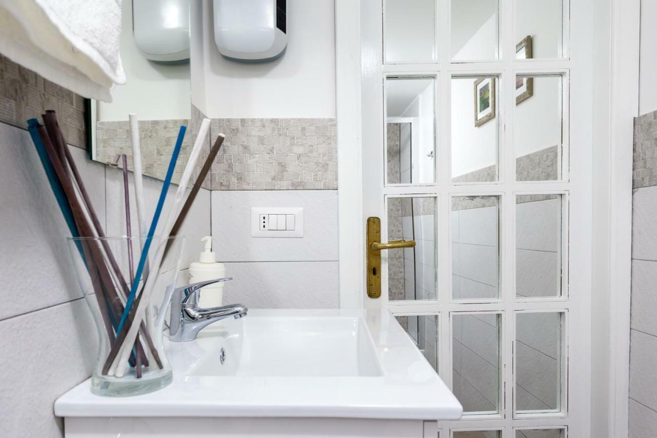 Manuela Apartments Centro Storico Наполи Екстериор снимка